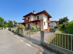 Casa Bi/Trifamiliare in Residenziale