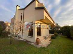 Casa Bi/Trifamiliare in Residenziale