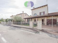 Casa Bi/Trifamiliare in Residenziale