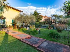 Casa Bi/Trifamiliare in Residenziale