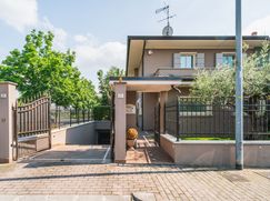 Casa Bi/Trifamiliare in Residenziale