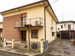 Casa Bi/Trifamiliare in Residenziale