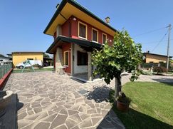 Casa Bi/Trifamiliare in Residenziale