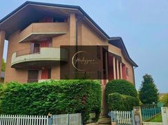 Casa Bi/Trifamiliare in Residenziale