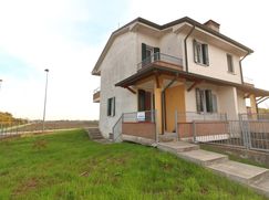 Casa Bi/Trifamiliare in Residenziale
