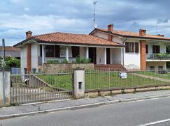 Casa Bi/Trifamiliare in Residenziale
