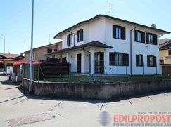Casa Bi/Trifamiliare in Residenziale