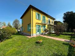 Casa Bi/Trifamiliare in Residenziale