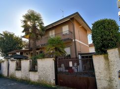 Casa Bi/Trifamiliare in Residenziale