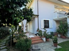 Casa Bi/Trifamiliare in Residenziale