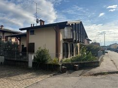 Casa Bi/Trifamiliare in Residenziale