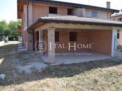 Casa Bi/Trifamiliare in Residenziale