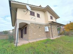 Casa Bi/Trifamiliare in Residenziale