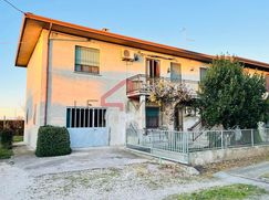 Casa Bi/Trifamiliare in Residenziale