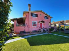 Casa Bi/Trifamiliare in Residenziale