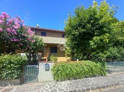 Casa Bi/Trifamiliare in Residenziale