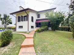 Casa Bi/Trifamiliare in Residenziale