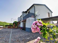 Casa Bi/Trifamiliare in Residenziale