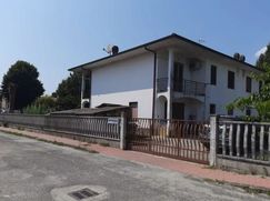Casa Bi/Trifamiliare in Residenziale