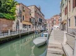 Attività/Licenza (con o senza mura) in Commerciale