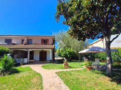 Casa Bi/Trifamiliare in Residenziale