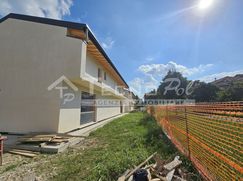 Casa Bi/Trifamiliare in Residenziale