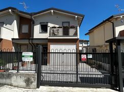 Casa Bi/Trifamiliare in Residenziale