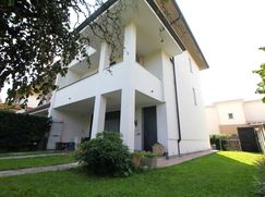 Casa Bi/Trifamiliare in Residenziale