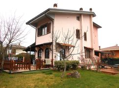 Casa Bi/Trifamiliare in Residenziale