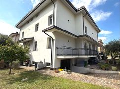 Casa Bi/Trifamiliare in Residenziale