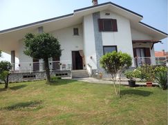 Casa Bi/Trifamiliare in Residenziale