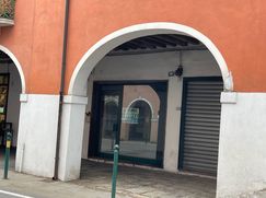 Negozio/Locale commerciale in Commerciale