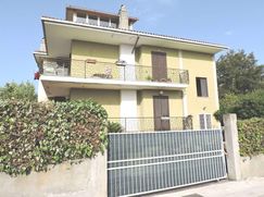 Casa Bi/Trifamiliare in Residenziale