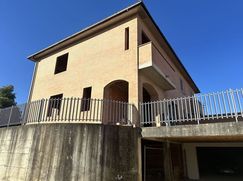 Casa Bi/Trifamiliare in Residenziale