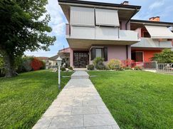 Casa Bi/Trifamiliare in Residenziale