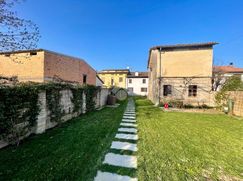 Casa Bi/Trifamiliare in Residenziale