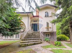 Casa Bi/Trifamiliare in Residenziale