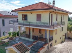 Casa Bi/Trifamiliare in Residenziale