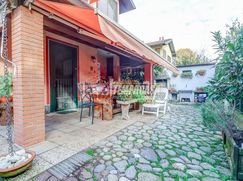 Casa Bi/Trifamiliare in Residenziale