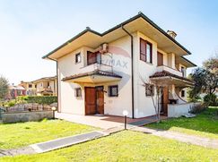 Casa Bi/Trifamiliare in Residenziale
