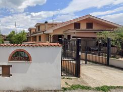 Casa Bi/Trifamiliare in Residenziale