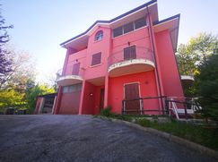 Casa Bi/Trifamiliare in Residenziale