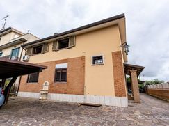 Casa Bi/Trifamiliare in Residenziale