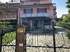 Casa Bi/Trifamiliare in Residenziale