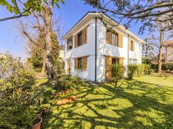 Casa Bi/Trifamiliare in Residenziale