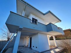 Casa Bi/Trifamiliare in Residenziale