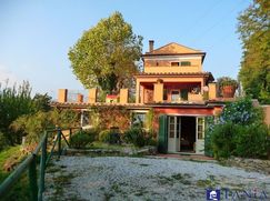 Casa Bi/Trifamiliare in Residenziale