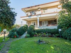 Casa Bi/Trifamiliare in Residenziale