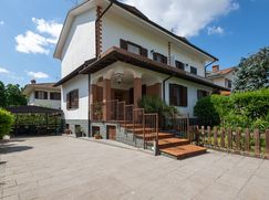 Casa Bi/Trifamiliare in Residenziale
