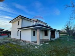 Casa Bi/Trifamiliare in Residenziale